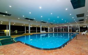 ein großer Pool in einem großen Gebäude in der Unterkunft ฺBokkhorani resort 
