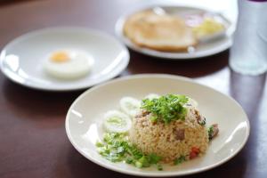 un piatto di alimenti con riso e uova su una tavola di ฺBokkhorani resort a Ban Mai