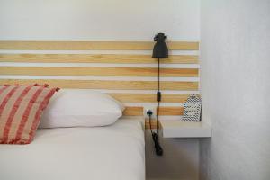 una camera da letto con un letto con testiera in legno di Country House Frane near Krka Waterfalls & Šibenik a Lađevci Altre 24 foto