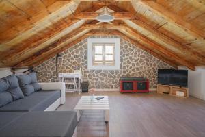 un soggiorno con un divano e una TV di Country House Frane near Krka Waterfalls & Šibenik a Lađevci