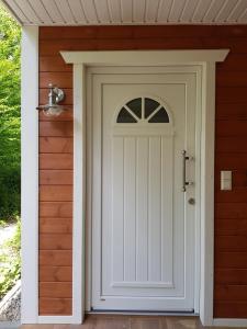 una puerta blanca de una casa en Urlaub auf der Aspen Ranch, en Salem