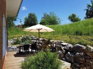 un patio con sombrilla, mesa y sillas en Urlaub auf der Aspen Ranch, en Salem