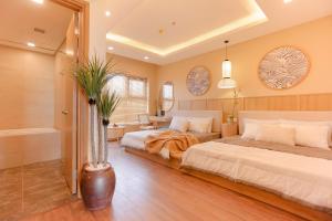 - une chambre avec 2 lits et une baignoire dans l'établissement FLC Sea Tower Quy Nhơn- Đông Ngô House, à Quy Nhơn