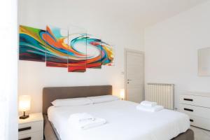 ein Schlafzimmer mit einem Bett und einem Wandgemälde in der Unterkunft 15 - Tourist House Bologna Primaticcio - Self check-in in Bologna