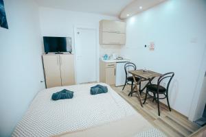 Kleines Zimmer mit einem Bett und einem Tisch in der Unterkunft madox in Ohrid