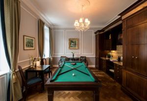 um quarto com uma mesa de bilhar e uma sala de jantar em Hotel Der Kleine Prinz em Baden-Baden