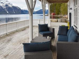 een veranda met banken en uitzicht op het water bij Holiday home Ørskog in Ørskog