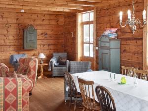 comedor con mesa y sillas en Holiday home Ørskog, en Ørskog