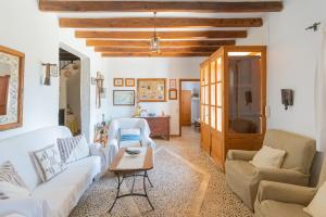 マナコルにあるMurtera- Traditional country manor house for 9 people 5 bedrooms and 4 bathrooms near Sant Llorençのリビングルーム(白いソファ、テーブル付)