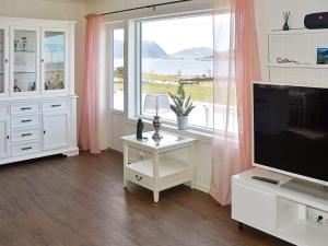 TV a/nebo společenská místnost v ubytování Holiday home Leinøy