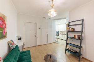 ein Wohnzimmer mit einer grünen Couch und einem Bücherregal in der Unterkunft Best Location Apartment in Old Tbilisi in Tbilisi City
