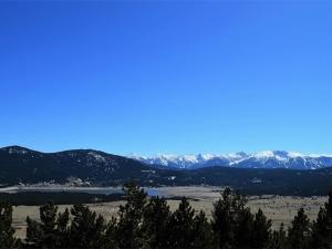 Gallery image of Bas de chalet cosy avec balcon et 1 chambre - FR-1-593-26 in Les Angles