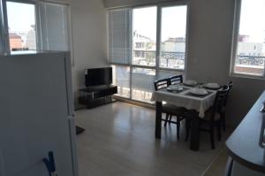 uma sala de jantar com uma mesa e cadeiras num quarto em Divela 3 Apartments em Nesebar