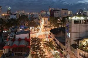 uma vista da cidade à noite em C Central Hotel- Đề Thám Bùi Viện Walking Street em Cidade de Ho Chi Minh