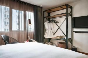 Kama o mga kama sa kuwarto sa C Central Hotel- Đề Thám Bùi Viện Walking Street