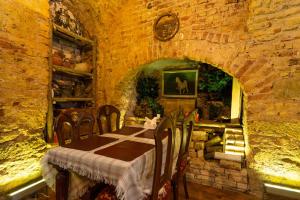 comedor con mesa y sillas en un edificio de piedra en Hotel Gedikpasa Family, en Estambul