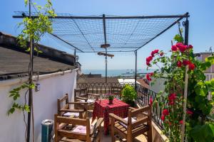 einen Tisch und Stühle auf einem Balkon mit Rosen in der Unterkunft Gedikpasa Family in Istanbul