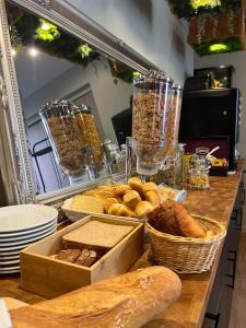 um balcão coberto com muitos tipos diferentes de pão em Au Bec Fin Hôtel em Aix-les-Bains