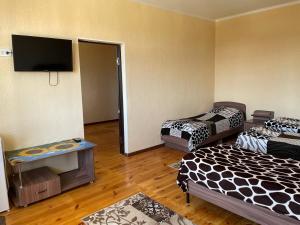 喬爾蓬阿塔的住宿－Guest House Janel，客房设有两张床和一台平面电视。