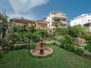 a garden with a fountain in the middle of a yard at Casa di Fratelli in Budva