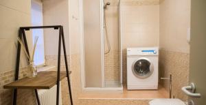 a bathroom with a washing machine in a shower at APPARTAMENTO LA CAFFETTERIA in Rovereto