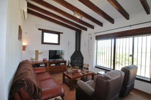 sala de estar con sofá y chimenea en Casa Cueva Bella Vista, en Alcudia de Guadix