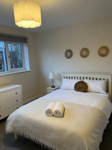 sypialnia z łóżkiem z dwoma ręcznikami w obiekcie Cosy 2 Bedroom Family Home In Glasgow City w Glasgow