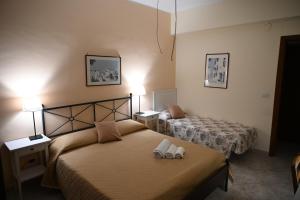 Castello Di Sotto tesisinde bir odada yatak veya yataklar
