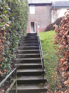 um conjunto de escadas que levam a um edifício em Carvetii - Xavier House - 2-storey sleeps up to 7 em Rosyth