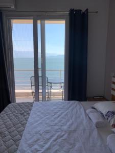 - une chambre avec un lit et une vue sur l'océan dans l'établissement Sunrise Apartments and Studios, à Dojran