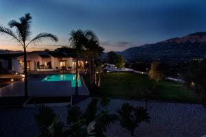 Cảnh núi rừng hoặc tầm nhìn ra núi từ biệt thự