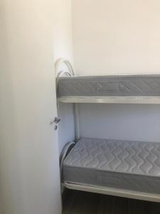 ein Schlafzimmer mit einer Matratze auf einem Etagenbett in der Unterkunft Calanovella Mare piano terra 5 in Piraino