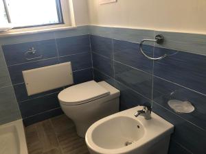 een badkamer met een toilet en een wastafel bij Calanovella Mare piano terra 5 in Piraino