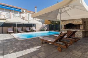 Bazén v ubytovaní Spacious Villa Malina with pool - by TA Leut Agency alebo v jeho blízkosti