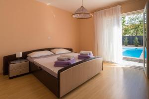 Posteľ alebo postele v izbe v ubytovaní Spacious Villa Malina with pool - by TA Leut Agency