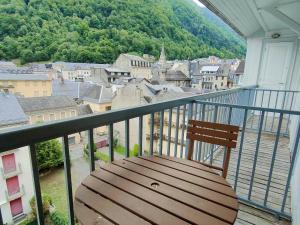 Μπαλκόνι ή βεράντα στο Appartement 2 pièces au centre de Cauterets - FR-1-234-148