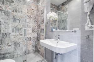 A bathroom at Ripetta Natural Suites