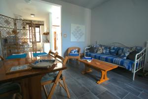 Puylaroque的住宿－萊斯奇美里斯酒店，客厅配有沙发和桌子