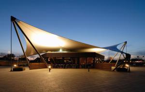 un edificio iluminado con una gran tienda blanca en Hotel Østersø, en Aabenraa