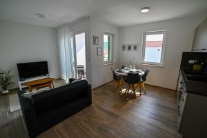 TV a/nebo společenská místnost v ubytování Apartment Perlitto