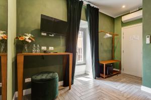 A television and/or entertainment centre at Ripetta Natural Suites