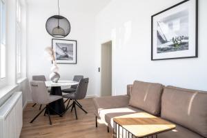 - un salon avec un canapé et une table dans l'établissement JOHOUSE Apartment 02, à Warnemünde