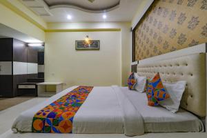 Een bed of bedden in een kamer bij FabHotel Govinda Royal