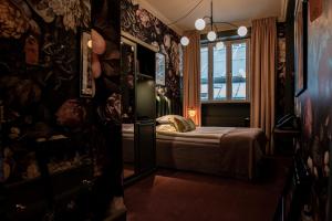 Postel nebo postele na pokoji v ubytování The Vault Hotel, WorldHotels Crafted