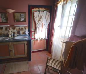 Puylaroque的住宿－萊斯奇美里斯酒店，浴室设有2个水槽和1个淋浴帘