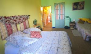 Puylaroque的住宿－萊斯奇美里斯酒店，一间卧室配有一张带两个枕头的床