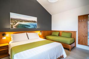 ソラナスにあるIstedda Boutique Hotelのベッドルーム1室(ベッド1台、緑の椅子付) +37枚の写真