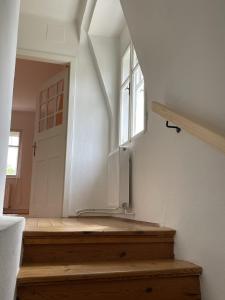Pokój z klatką schodową z drzwiami i oknem w obiekcie Landhaus im Hartbergerland w mieście Hartberg