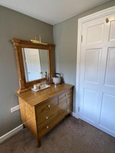 Tregaron的住宿－Tom's of Tregaron，浴室设有木制梳妆台和镜子