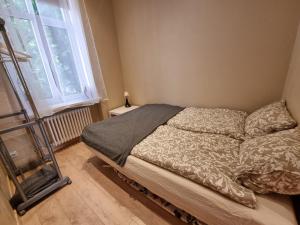 Un pat sau paturi într-o cameră la Cosy one seperate bedroom apartment in city center, perfect for family trip.